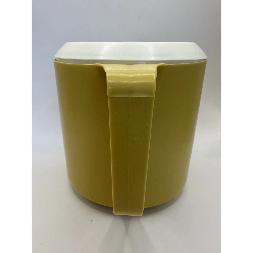 RUBBERMAID Retro Yellow/Gold 1 ‎ 1/2 (1.5) Quart Pitcher With Lid Vintage